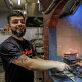 A mostrarci come si prepara lo spiedino � il giovane Mohamed: lavora da un anno nel ristorante, ricoprendo il doppio ruolo di cuoco e cameriere